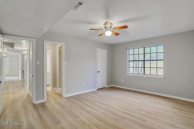 Building Photo - 225 Kiowa Dr