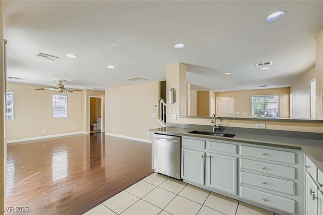 Building Photo - 5986 Ambleshire Ave