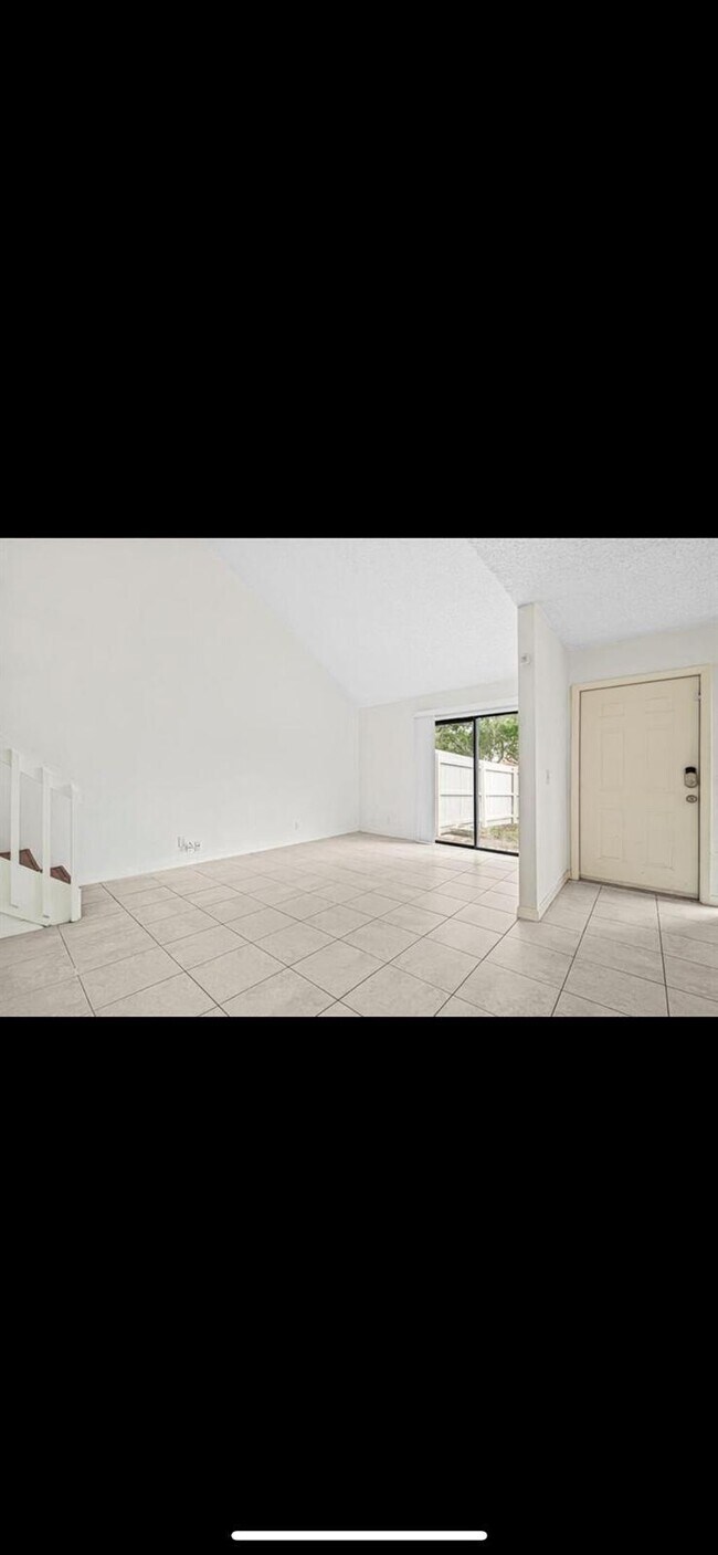 Building Photo - 9227 Green Meadows Way