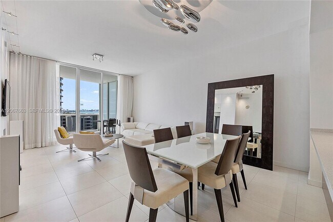 Building Photo - 15811 Collins Ave