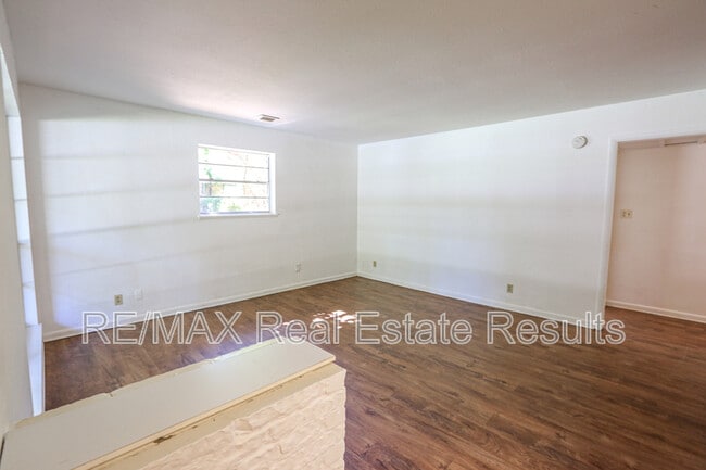 Building Photo - 1402 Lawrence Ave