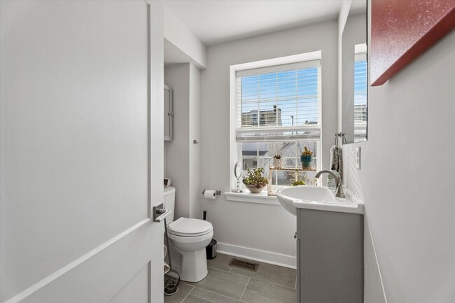 Building Photo - Beautifully Renovated End-Unit Townhome in the Heart of Phoenixville