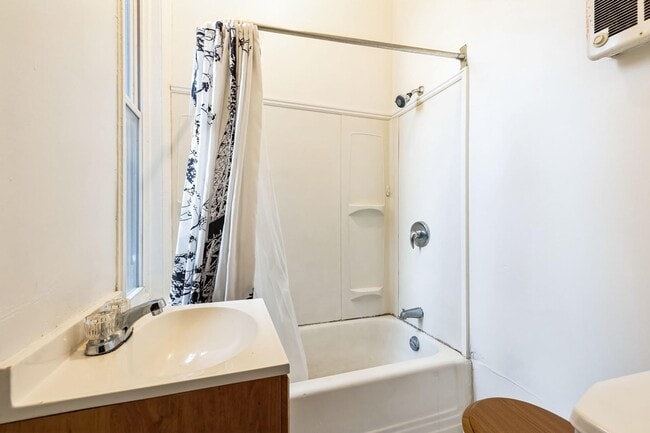 Building Photo - 443 N 10th St