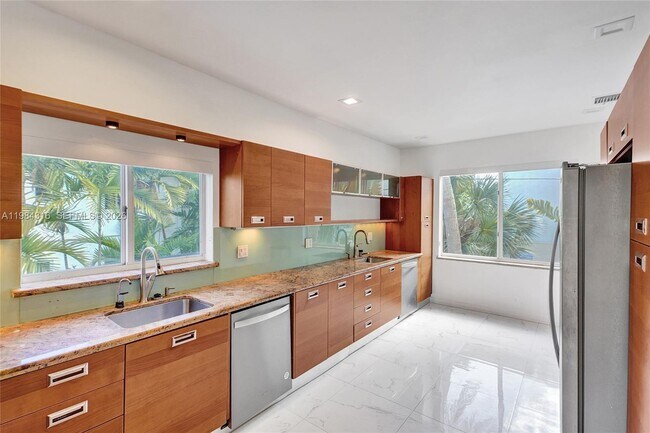 Building Photo - 10065 Bay Harbor Terrace