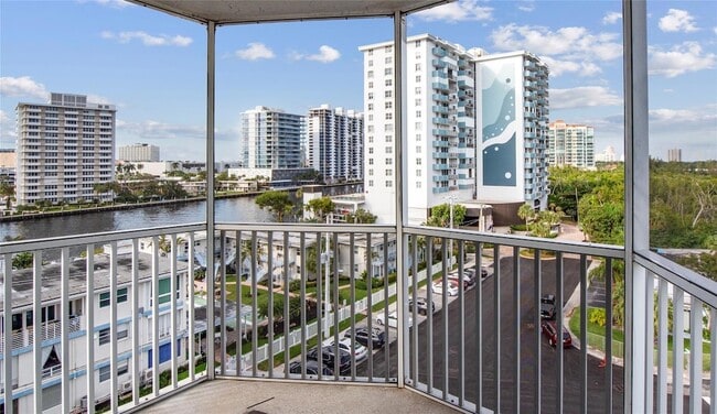 Building Photo - 720 Bayshore Dr