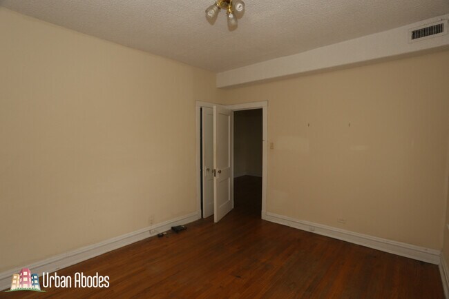 Building Photo - 3517 N Racine Ave