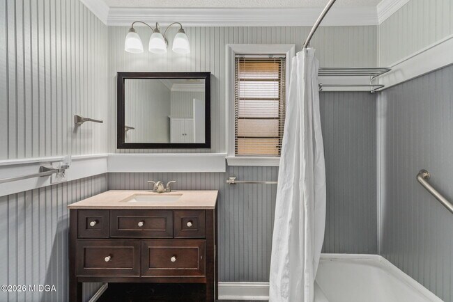 Building Photo - 1496 Wesleyan Dr