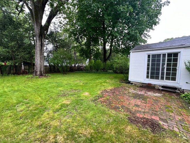 Building Photo - Single Family Home for Rent in Longmeadow!