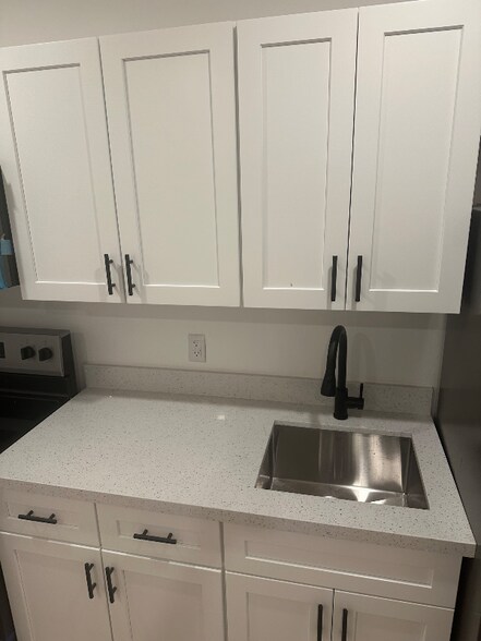 Building Photo - 731 SW 8th Ave