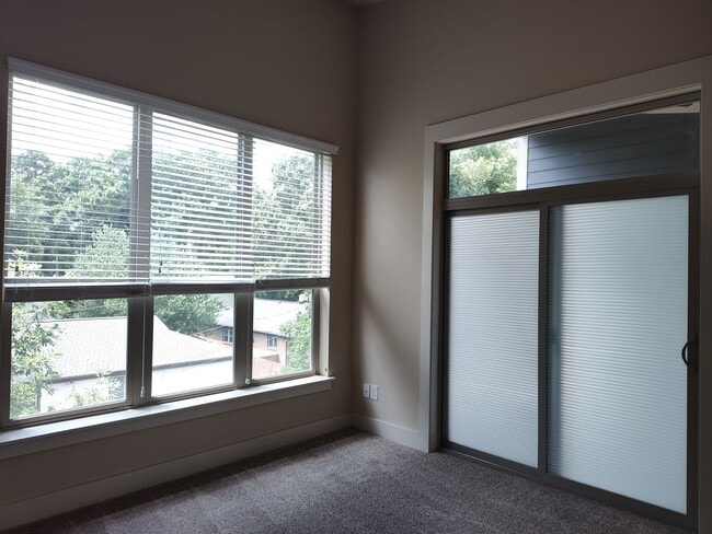 Building Photo - Move-In Ready Townhome located in the Stee...
