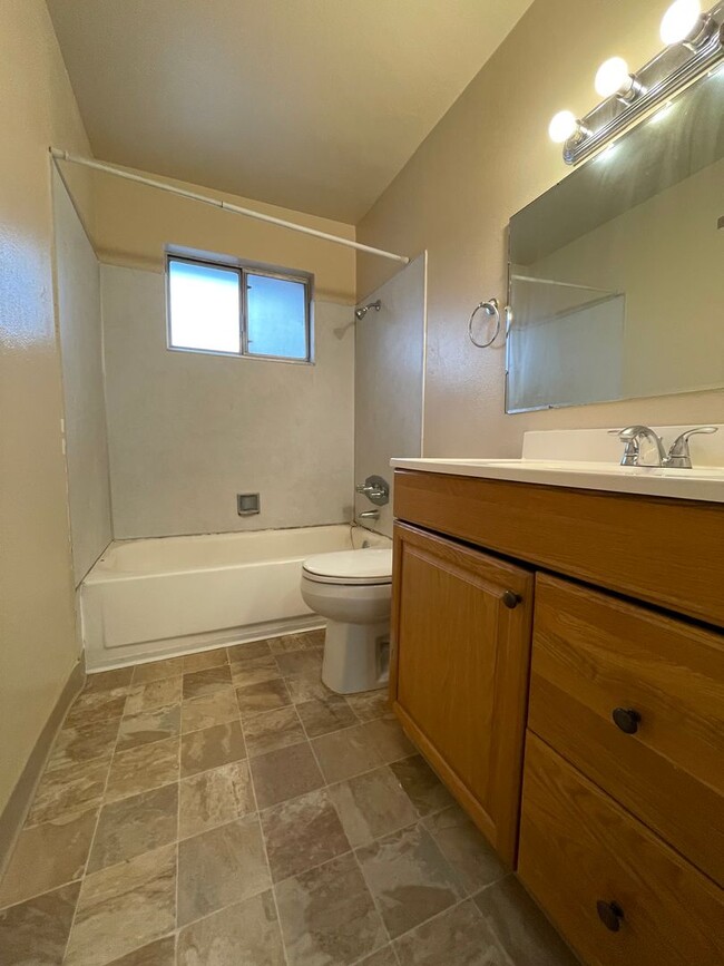 Building Photo - Charming Upstairs 2-Bedroom, 1-Bathroom Un...