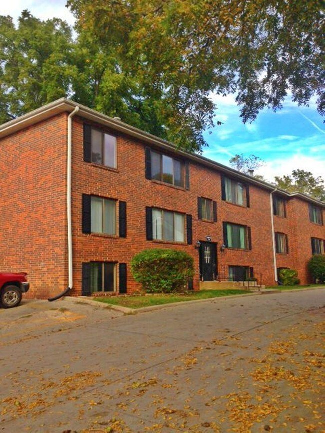 Windsor Manor North Apartments 1215 Oakland Rd NE Cedar Rapids IA