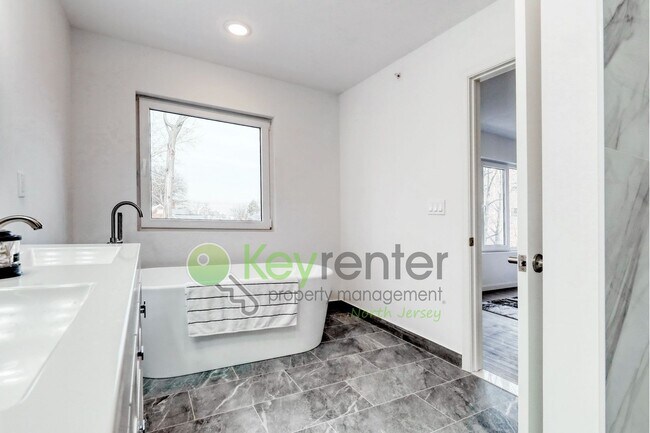 Building Photo - 176 Pennington Ave