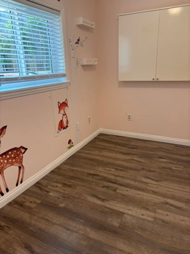 Building Photo - Remodeled 3 Bed 3 Bath House with Jacuzzi ...