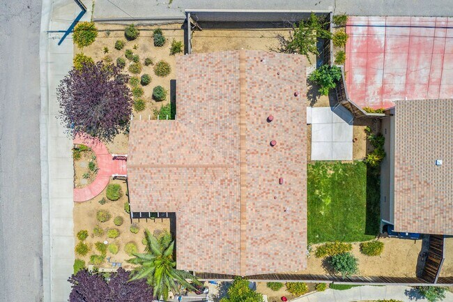 Building Photo - 307 N Poe St