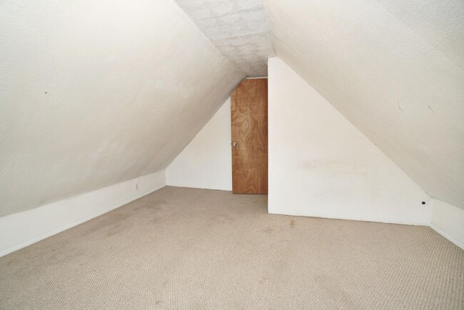 Building Photo - Awesome 4 Bed/ 2 Full Bath on Fairview Min...