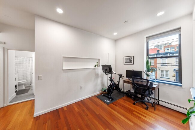 Building Photo - 168 Coles St