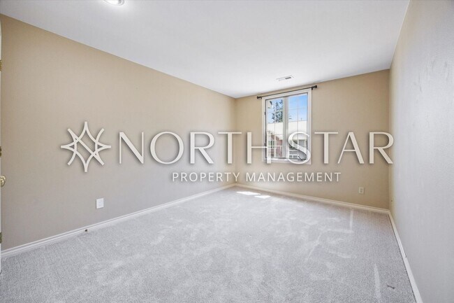 Building Photo - 2055 Ridge Pointe Dr