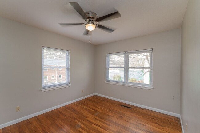 Building Photo - 2 bed/1 bath apartment for rent in Summerville, in-unit washer & dryer!