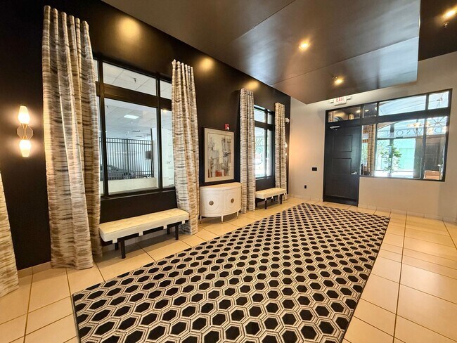Building Photo - Luxurious Downtown Raleigh Condo with High...