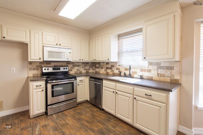 Building Photo - 505 W Coleman Ave