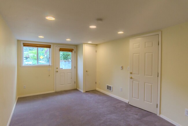 Building Photo - 3Bd/1.75Ba Seattle House