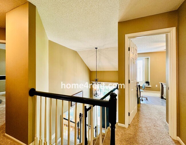 Building Photo - Beautiful Four Bedroom Home in a Quiet Neighborhood w/ an Updated Kitchen, Wood Floors, and a Fin...