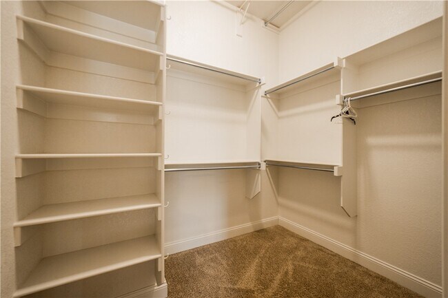 Building Photo - 6101 W Woodbine Dr