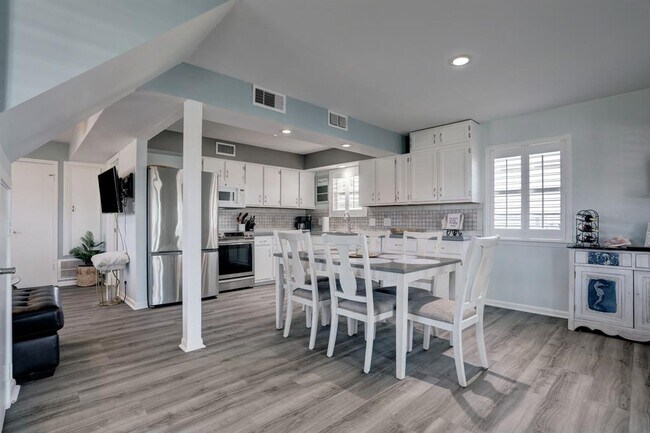 Building Photo - 1134 Tiki Dr