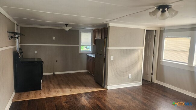 Building Photo - 206 E Reagan Ave