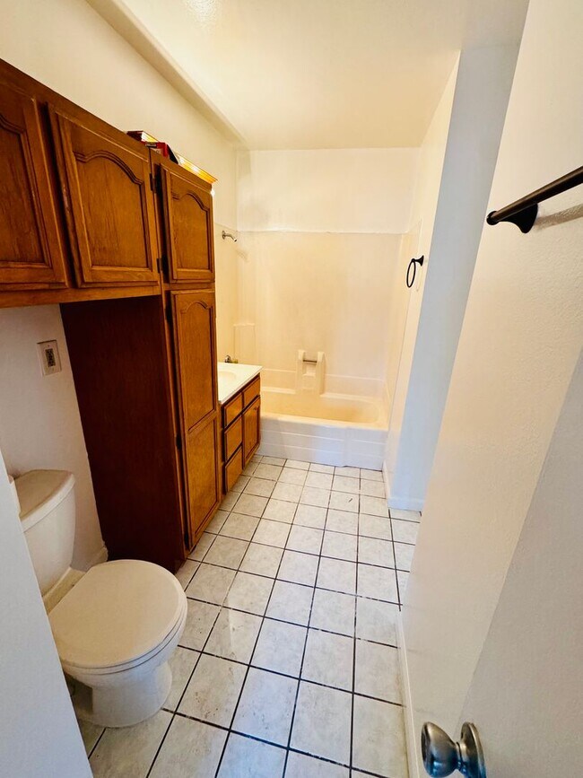 Building Photo - Spacious 3 Bedroom 2 Bath Condo in Hawaiian Gardens