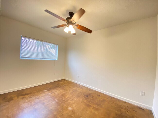 Building Photo - 1112 Lawrence St