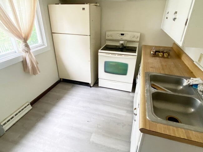 Building Photo - 2 BR Ranch Style Home with 1-Car Detached Garage