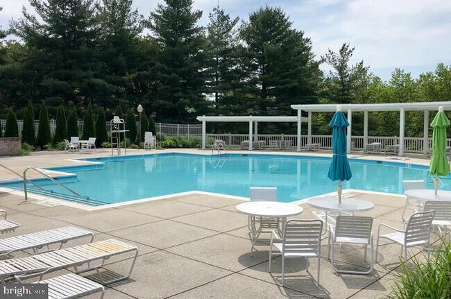 Building Photo - 5000 Hollington Dr