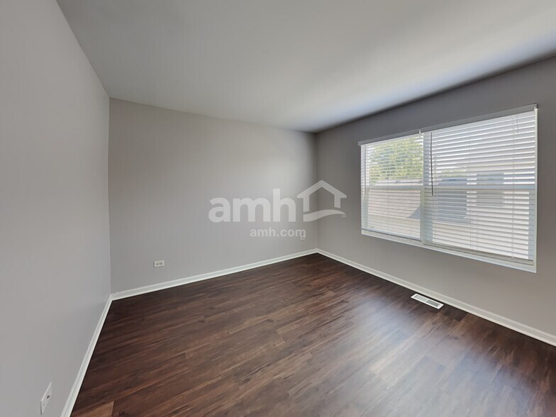 Building Photo - 1401 Roth Dr