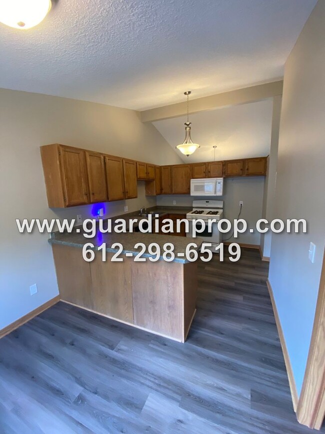 Building Photo - Updated Townhouse Available December 1st, ...