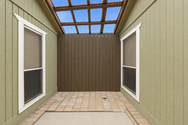 Building Photo - 7518 Alcomita Dr