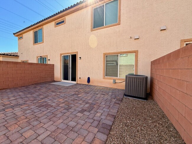 Building Photo - 3 BED 2.5 BATH 2 CAR GARAGE TOWNHOUSE w/ PRIVATE BACKYARD in GATED COMMUNITY.
