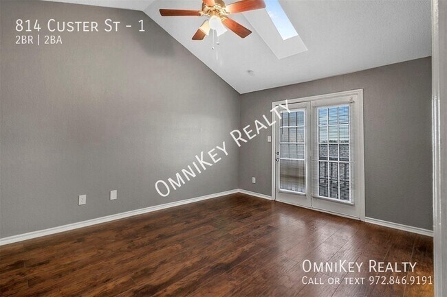 Building Photo - 814 Custer St