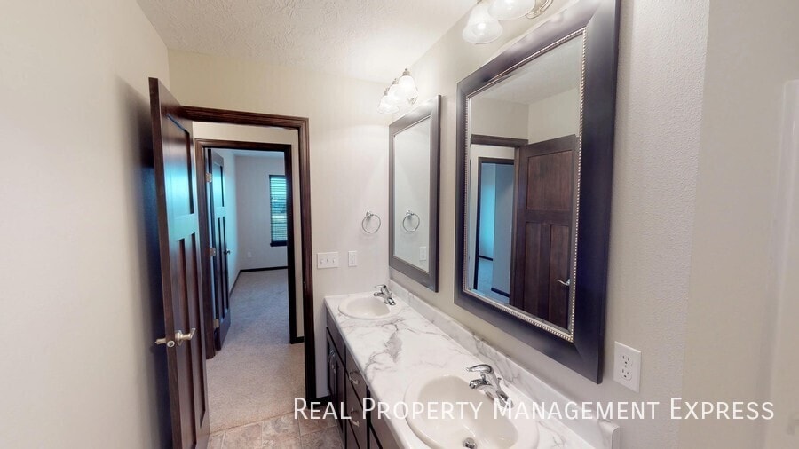 Building Photo - 3 Bedroom 1.5 Bathroom Townhome w/ Double Stall Attached Garage on the West side of Sioux Falls