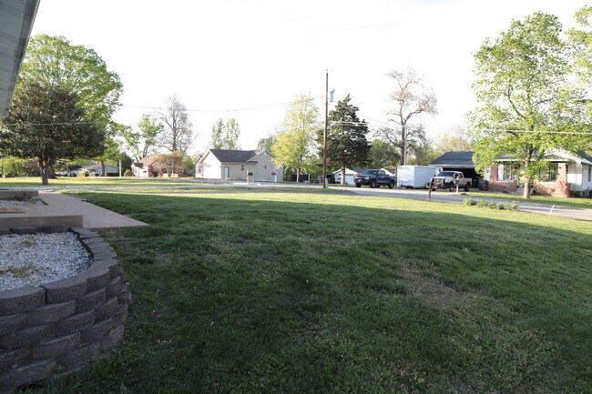 Building Photo - 1661 W Highview Dr