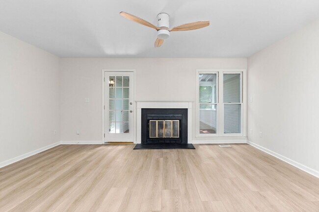 Building Photo - Stylish & Fully Updated 2-Bedroom Townhous...