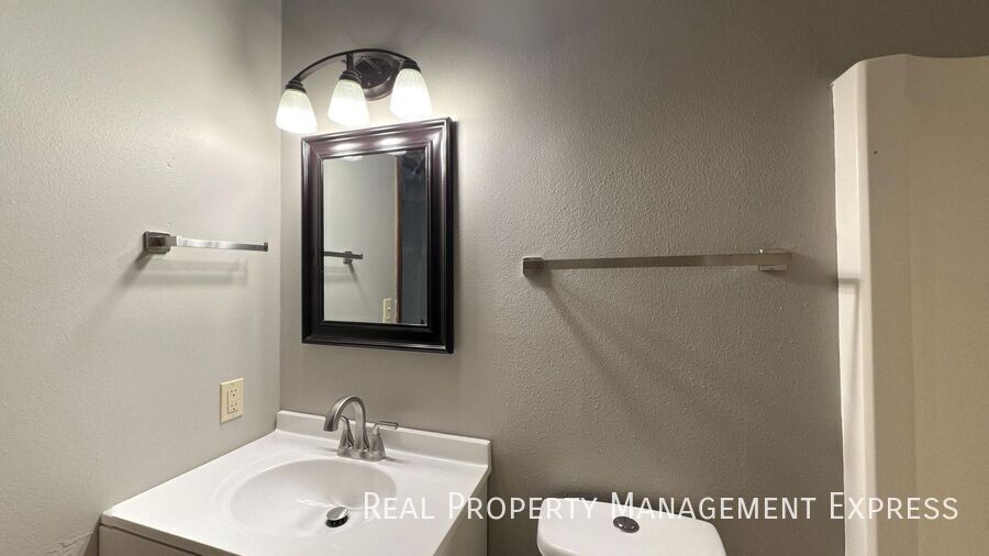 Building Photo - Spacious 1 Bedroom Apartment
