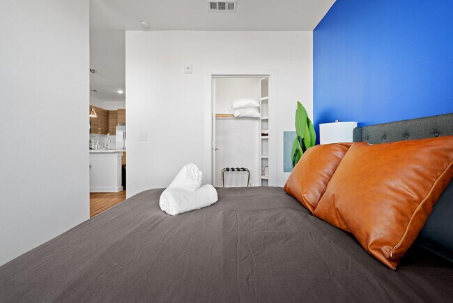 Building Photo - 2425 E Riverside Dr