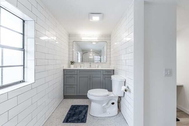 Building Photo - 809 SW 14th Ct