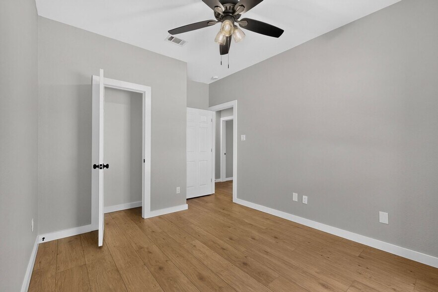 Building Photo - 9881 Cambridge Dr