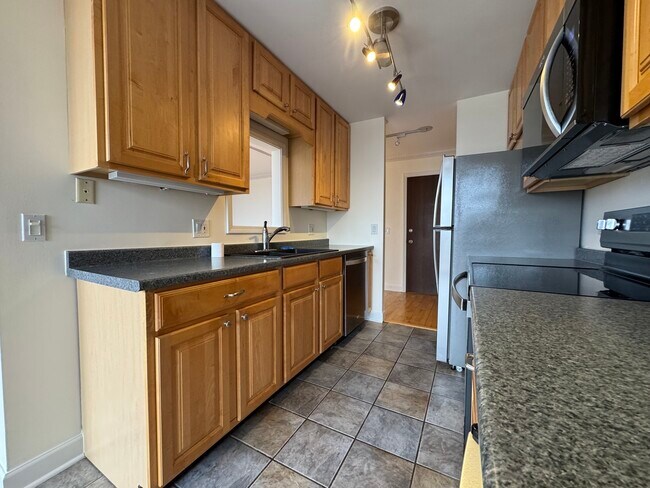 Building Photo - 6020 Oakwood Dr