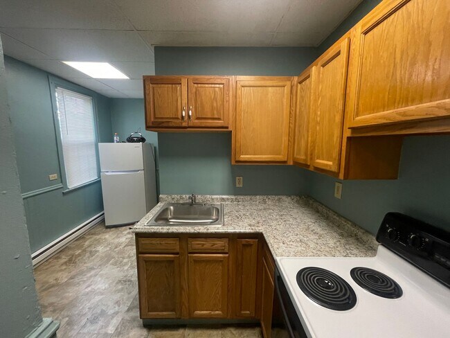 Building Photo - Available NOW! 1st Floor  2 Bed 1 Bath Apa...