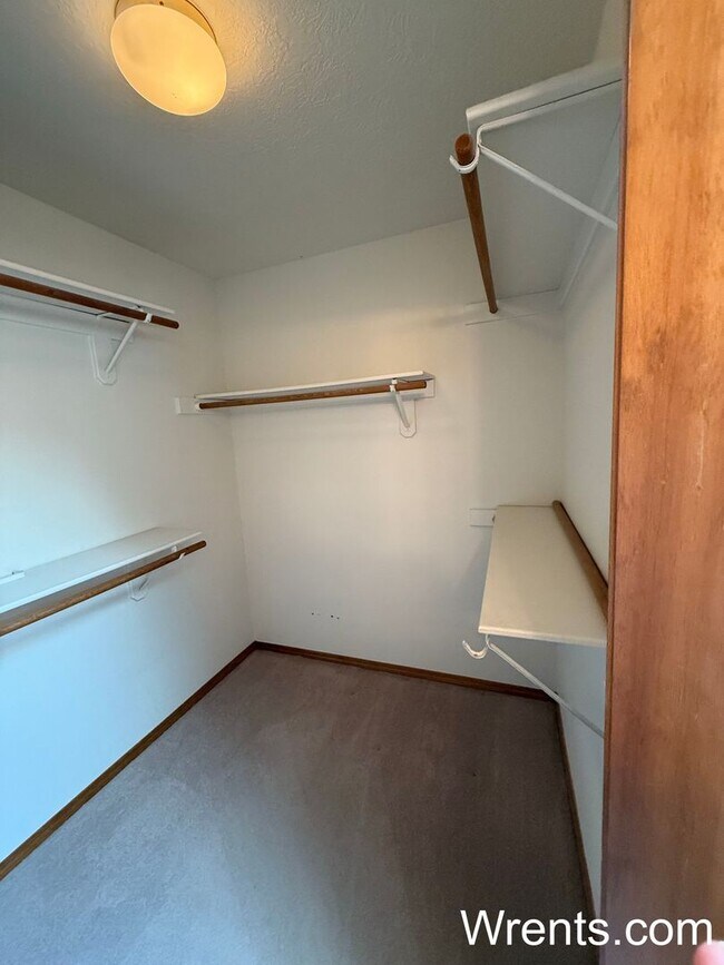 Building Photo - Available NOW!!!!! 3200 sqft home with Gol...