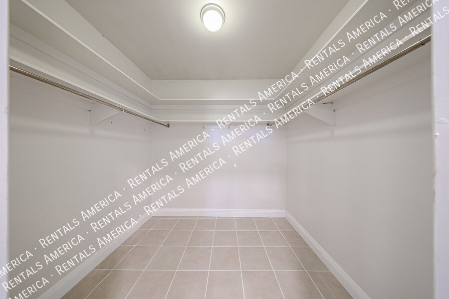 Building Photo - 935 E Wesleyan Dr